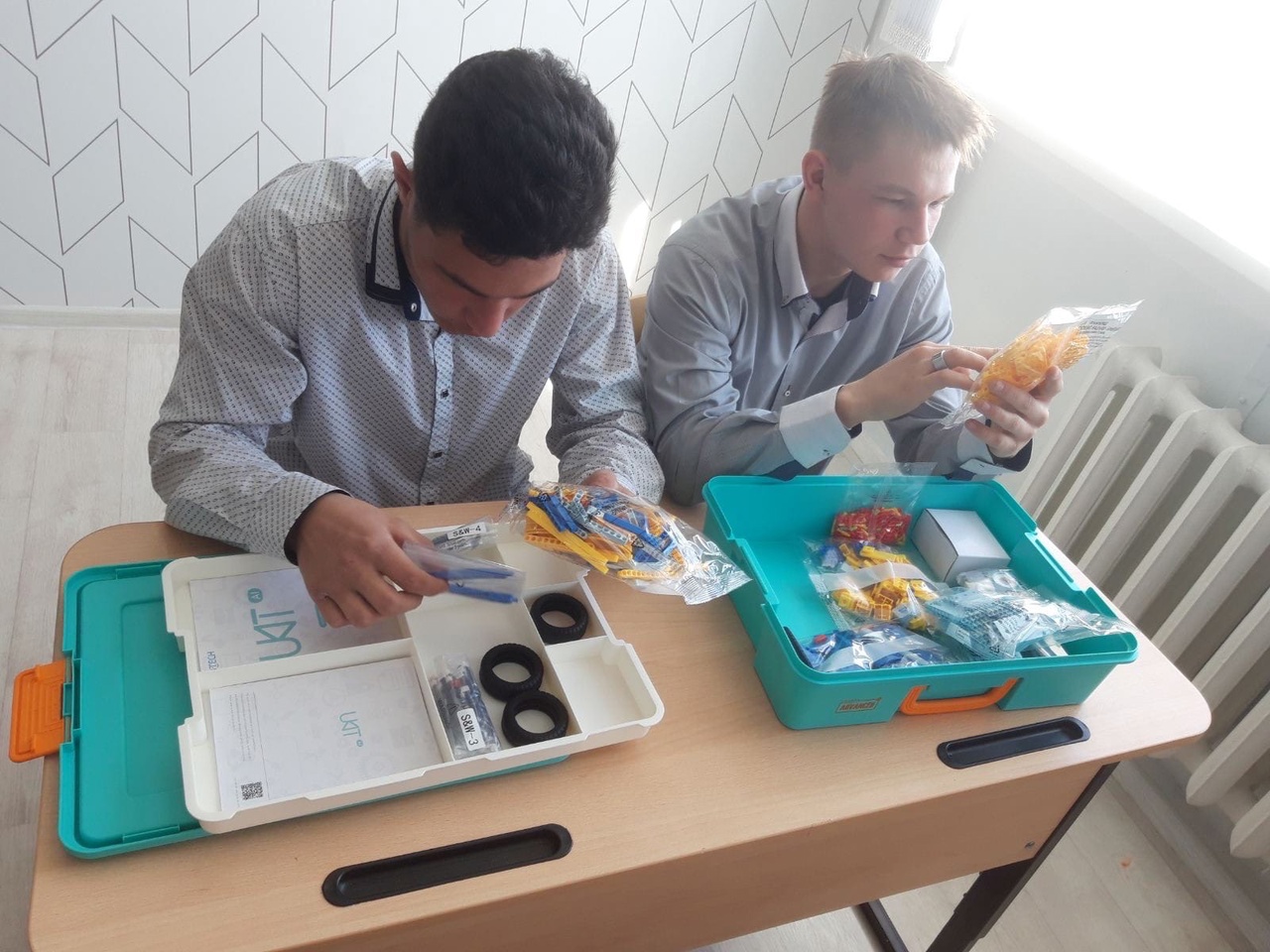 Собираем роботов Собираем роботов.